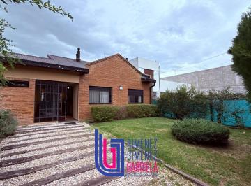 Casa · 137m² · 4 Ambientes · 2 Cocheras · Venta 151 E/ 42 y 43 Casa de 3 Dorm. Apto Banco