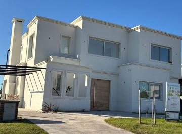 Casa · 300m² · 6 Ambientes · Casa en Venta en El Barrio Santa Ana, Villa Nueva, Tigre