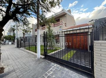 Casa · 368m² · 6 Ambientes · 2 Cocheras · A 30 m de Rarael Nuñez Casa de 4 Dorm + Escrit C/pileta
