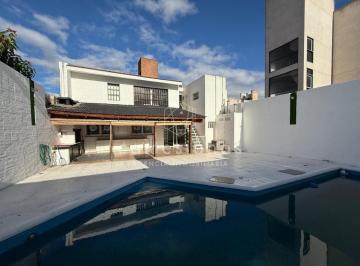 Casa · 368m² · 6 Ambientes · 2 Cocheras · A 30 m de Rafael Nuñez Casa de 4 Dorm + Escrit C/pileta