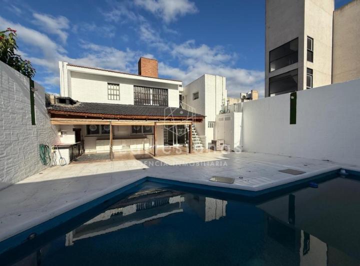 Casa · 368m² · 6 Ambientes · 2 Cocheras