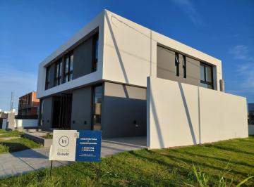 Casa · 132m² · 5 Ambientes · 2 Cocheras · Dúplex en Venta Manantiales 3 Dorm. / 3 Baños. a Estrenar