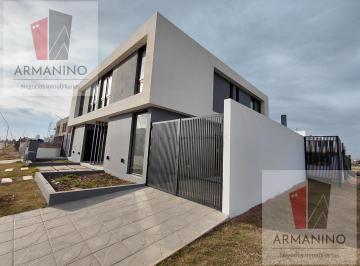 Casa · 132m² · 5 Ambientes · 2 Cocheras · Dúplex en Venta Manantiales 3 Dorm. / 3 Baños. a Estrenar