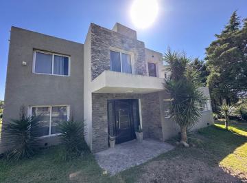 Casa · 300m² · 3 Dormitorios · 2 Cocheras · Casa en Bº Villa Lago Azul. Pileta. 3 Dorm.. Recibe Menor