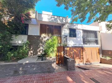 Casa · 220m² · 9 Ambientes · 2 Cocheras · Casa en B° Bombal - Apta Estudio y Oficinas - Apta Credito