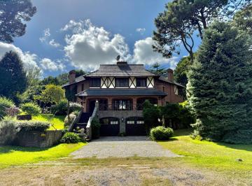 Casa de 10 ambientes, Pinamar · Residencia de Categoría Frente Al Golf en Pinamar – 5.500 m² de Parque Sobre El Hoyo 9