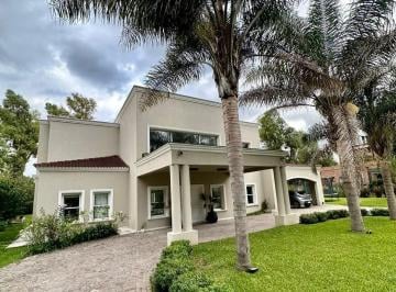 Casa · 392m² · 4 Dormitorios · 2 Cocheras · Hermosa Propiedad en Alquiler en Club de Campo San Diego