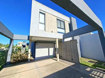 Casa · 165m² · 6 Ambientes · 2 Cocheras · Casa en Venta de Tres Dorm., Parque y Pileta