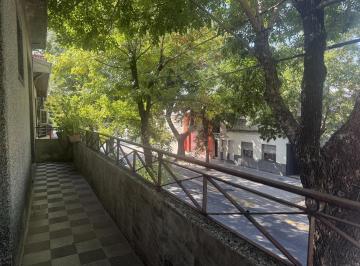Casa · 220m² · 3 Ambientes · 1 Cochera · Casa con Gran Galpón y Terraza en Barrio Parque Avellaneda