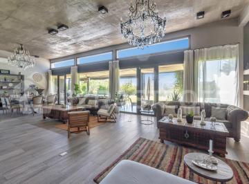 Casa · 301m² · 7 Ambientes · 6 Cocheras · Casa en El Refugio con Vista Al Espacio Verde Central
