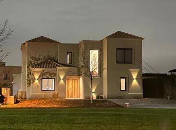 Casa · 285m² · 5 Ambientes · 3 Cocheras · Casa en Ayres Plaza, Pilar Venta 5 Ambientes