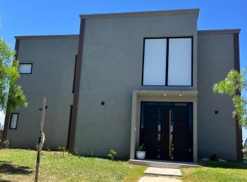 Casa · 195m² · 6 Ambientes · 2 Cocheras · Casa en Venta en Barrio San Sebastián Area 8 (120.000 y Cuotas)