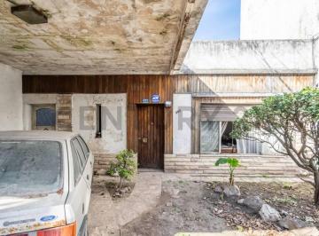 Casa · 100m² · 4 Ambientes · 2 Cocheras · Se Vende Casa con Jardín y Cochera a Refaccionar
