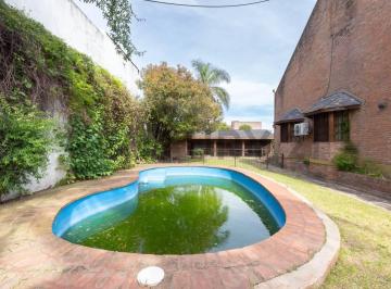 Casa · 260m² · 6 Ambientes · 2 Cocheras · Casa con Quincho Piscina Jardin y Garage - Permuta