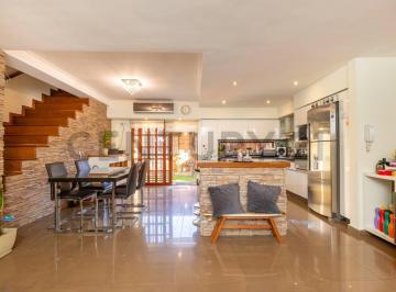 Casa · 180m² · 4 Ambientes · 1 Cochera · Hermosa Casa 4 Amb, Cochera y Jardin - Permuta