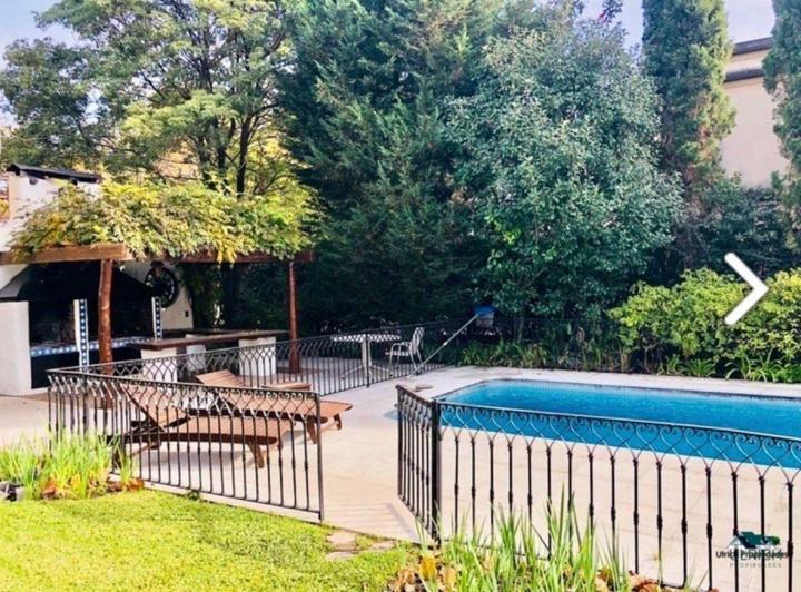 Casa · 300m² · 6 Ambientes · 2 Cocheras