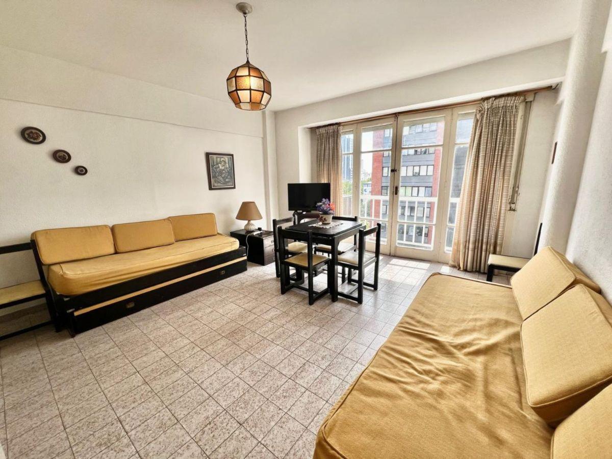 Depto 1 amb, 30m² al frente con balcón — Centro