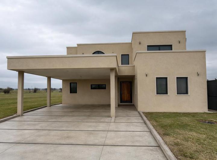 Casa · 247m² · 5 Ambientes · 2 Cocheras