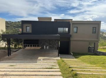 Casa · 330m² · 7 Ambientes · 2 Cocheras · Casa Country La Deseada