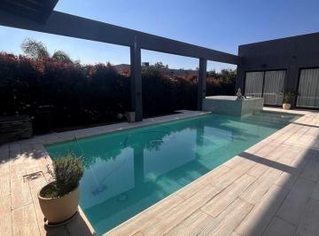 Casa · 172m² · 4 Ambientes · 2 Cocheras · Casa Chalet en Venta en Santa Guadalupe, Pilar del Este, Pilar