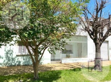 Casa · 130m² · 3 Ambientes · 1 Cochera · Venta - Casa Lote Propio - a Refaccionar - Caseros