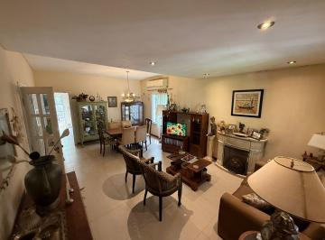 Casa · 96m² · 3 Ambientes · 1 Cochera · PH en City Bell