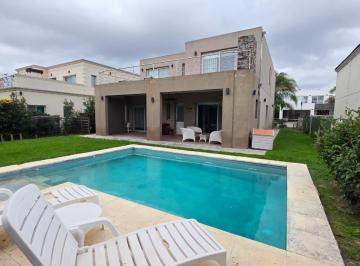 Casa · 250m² · 5 Ambientes · 1 Cochera · Casa en Guillermo E Hudson, Los Troncos