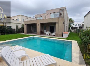 Casa · 250m² · 5 Ambientes · 1 Cochera · Casa en Guillermo E Hudson, Los Troncos