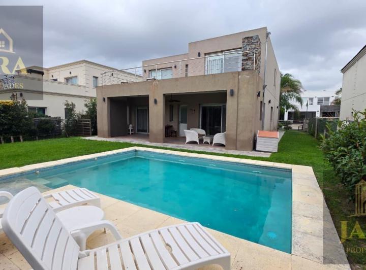 Casa · 250m² · 4 Ambientes · 1 Cochera