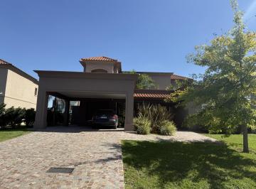 Casa · 133m² · 5 Ambientes · 4 Cocheras · Casa en Campo Grande