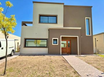 Casa · 221m² · 6 Ambientes · 2 Cocheras · Casa a Estrenar Sobre Lote Central con 4 Dorm.