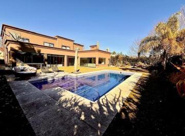 Casa · 408m² · 6 Ambientes · 4 Cocheras · Excelente Casa a La Venta en Saint Matthew´s en Lote Central de 976 m²
