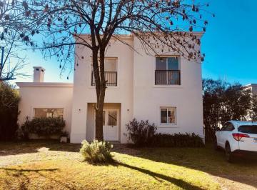 Casa · 220m² · 5 Ambientes · Muy Linda Casa en Los Potrillos Sobre Lote Central