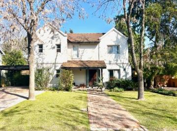 Casa · 180m² · 6 Ambientes · 2 Cocheras · Casa a La Venta Lote Central en Bc" Los Fresnos "