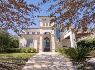 Casa · 230m² · 7 Ambientes · 2 Cocheras · Casa en Venta 5 Dorm. con Galeria y Pileta en Las Lomas, Haras Santa Maria