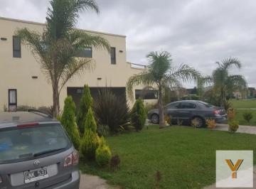 Casa · 248m² · 6 Ambientes · 2 Cocheras · Casa en Venta - 5 Dorm. 4 Baños - Cochera - 890 m² - Escobar