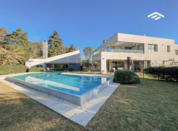 Casa · 748m² · 7 Ambientes · 3 Cocheras · St. Thomas Sur - Premium en Venta Sobre Lote de 3500 m²