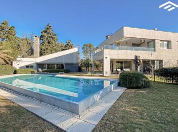 Casa · 748m² · 7 Ambientes · 3 Cocheras · St. Thomas Sur - Premium en Venta Sobre Lote de 3500 m²