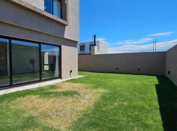 Casa · 160m² · 4 Ambientes · 2 Cocheras · Venta Casa 3 Dorm. Amplio Patio Quebradas Manantiales