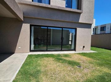 Casa · 160m² · 4 Ambientes · 2 Cocheras · Venta Casa de 3 Dorm. Gran Patio Quebradas Manantiales