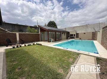 Casa · 187m² · 3 Ambientes · 3 Cocheras · Chalet con Verde, Pileta y Quincho