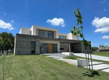 Casa · 294m² · 8 Ambientes · 2 Cocheras · Casa en Venta - 4 Dorm. 5 Baños - Cocheras - 387 m² - El Milord, Pilar