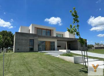 Casa · 294m² · 8 Ambientes · 2 Cocheras · Casa en Venta - 4 Dorm. 5 Baños - Cocheras - 387 m² - El Milord, Pilar