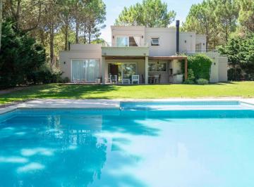Casa · 232m² · 5 Ambientes · 2 Cocheras · Casa en Venta La Herradura Pinamar | 4 Dorm., Lote 1.635 m² y Piscina 14x9