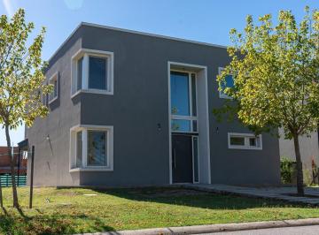 Casa · 196m² · 5 Ambientes · Casa en Venta, 5 Ambientes, en Barrio Araucarias, Puertos del Lago, Escobar, Gba Norte