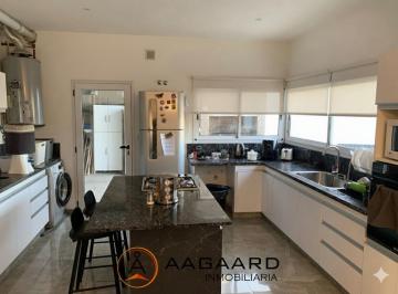 Casa · 240m² · 6 Ambientes · 2 Cocheras · Casa en Venta en Docta Etapa Dos 4 Dorm.