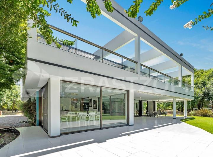 Casa · 617m² · 10 Ambientes · 1 Cochera