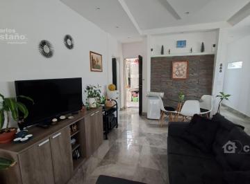 Casa · 467m² · 8 Ambientes · 1 Cochera · Casa con Gran Potencial y Múltiples Espacios Profesionales.