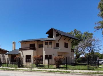 Casa · 400m² · 4 Dormitorios · 4 Cocheras · Córdoba - Cerro de Las Rosas - Telesforo Ubios Al 3700