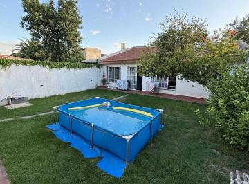 Casa de 5 ambientes, Lomas de Zamora · Apto Crédito - Excelente Chalet con 3 Dorm. y Parque en Llavallol